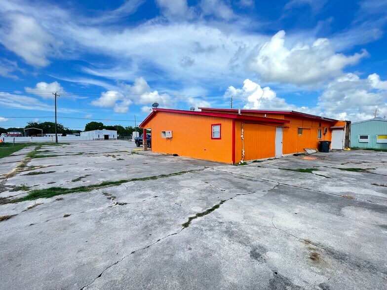 More Photos Of 423 W Plantation Dr, Clute Restaurant For Sale