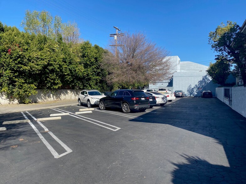 More Photos Of 23111 Ventura Blvd, Woodland Hills Medical For Lease