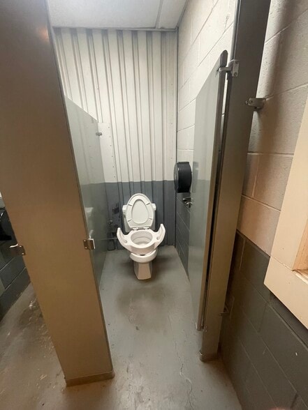 More Photos Of 9129 Euclid Ave, Manassas Warehouse For Lease