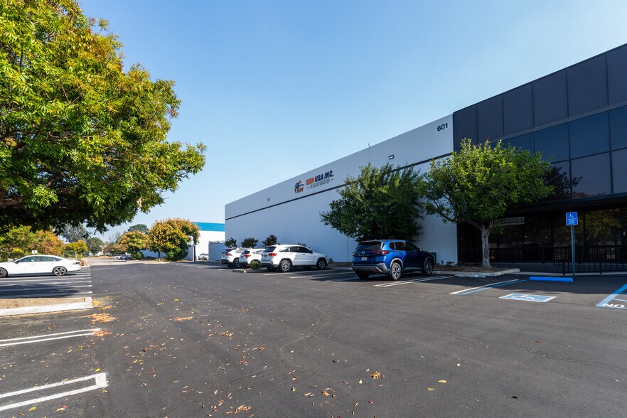 More Photos Of 601 S Dupont Ave, Ontario Warehouse For Sale