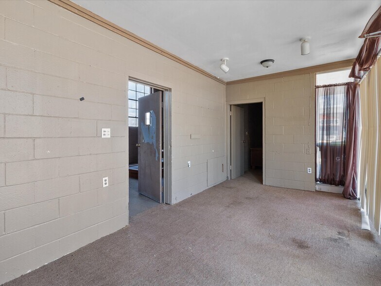 More Photos Of 801 S Green Ave, Purcell Auto Repair For Sale