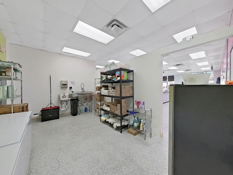 More Photos Of 18421-18423 US Highway 19 N, Clearwater Storefront For Lease