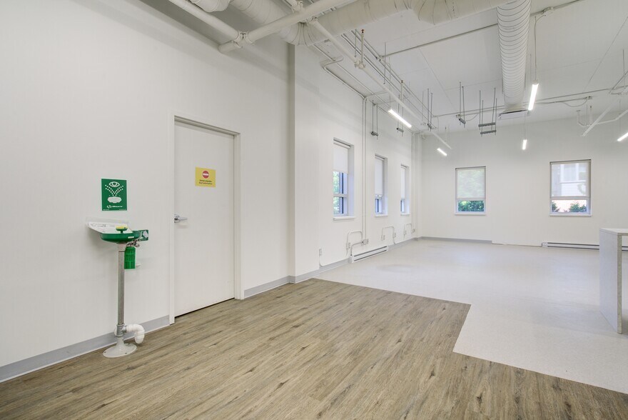 More Photos Of 5773-5781 Boul Gouin O, Montréal Medical For Lease