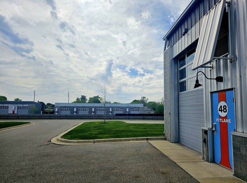 More Photos Of 48 Pit Ln, Pontiac Parking Garage For Sale