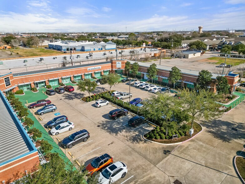 More Photos Of 202 N Texas Ave, Webster Medical For Lease