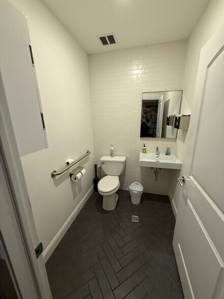 More Photos Of 106 N Aberdeen St, Chicago Office Residential For Sale