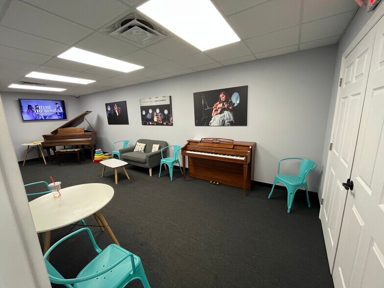 More Photos Of 4920 Lena Rd, Bradenton Light Distribution For Lease