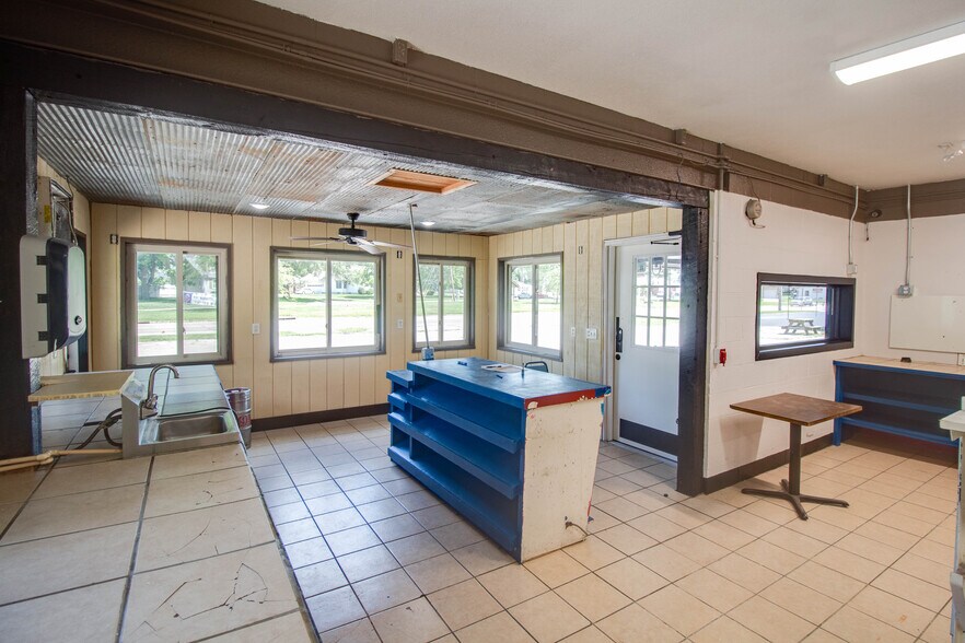 More Photos Of 406 W Carpenter St, Jerseyville Flex For Sale