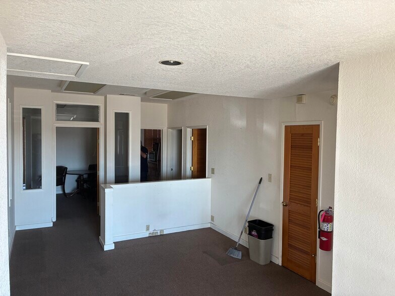 More Photos Of 2525 S 99 FRONTAGE RD, Stockton Office For Lease