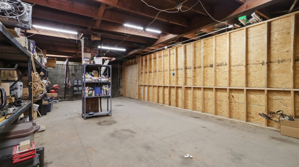More Photos Of 301 N Elm St, Mountain View Auto Salvage Facility For Sale