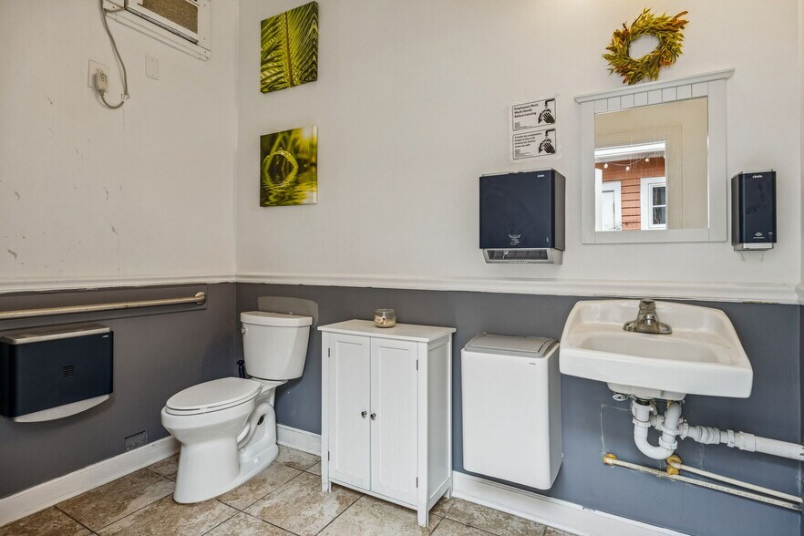 More Photos Of 218 Ash St, Fernandina Beach Freestanding For Sale