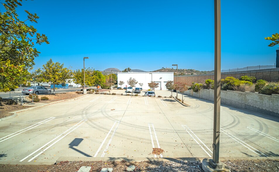 More Photos Of 307 E Carmel St, San Marcos Showroom For Lease