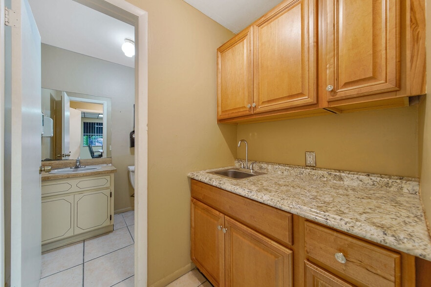 More Photos Of 25 E 4th St, Hialeah Office For Lease