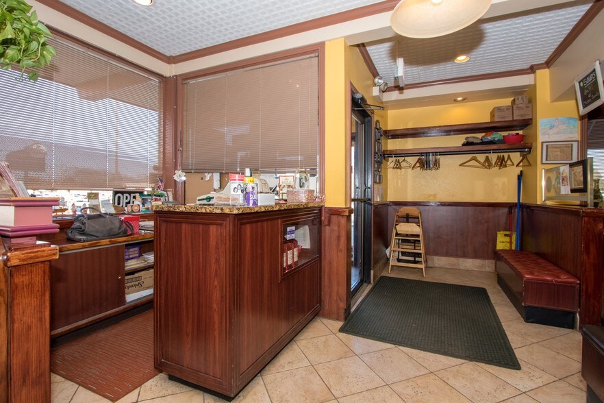 More Photos Of 300 N Northwest Hwy, Palatine Restaurant For Sale