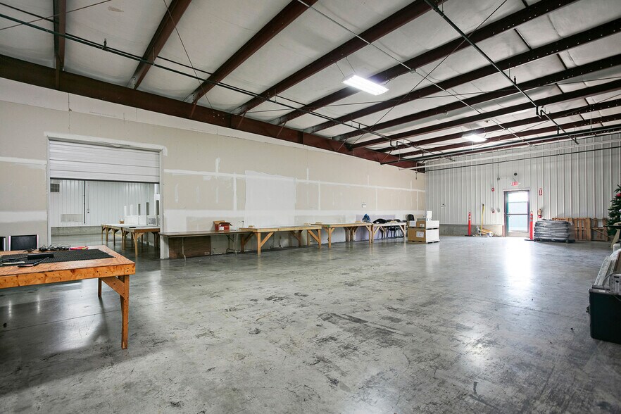 More Photos Of 805 Commerce Dr, Leitchfield Flex For Sale