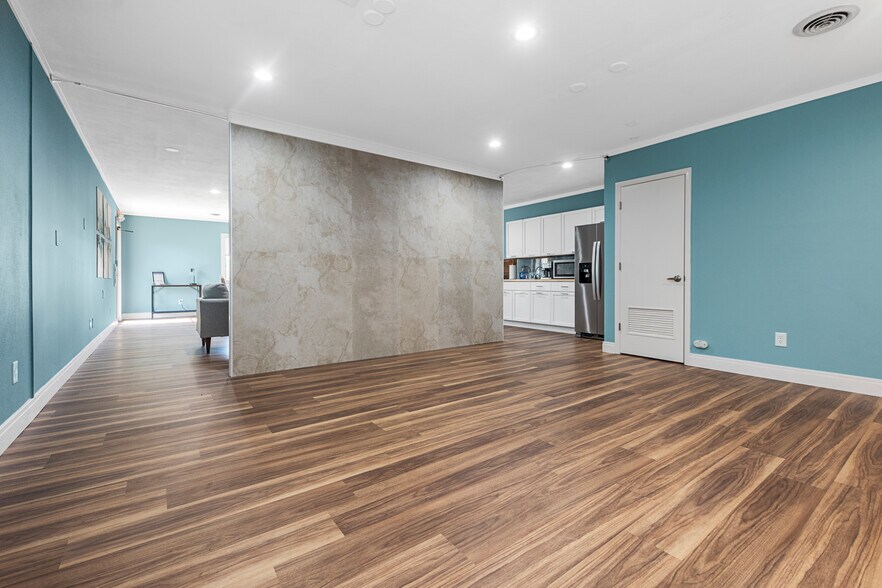 More Photos Of 134 S Main St, Columbia Drugstore For Sale