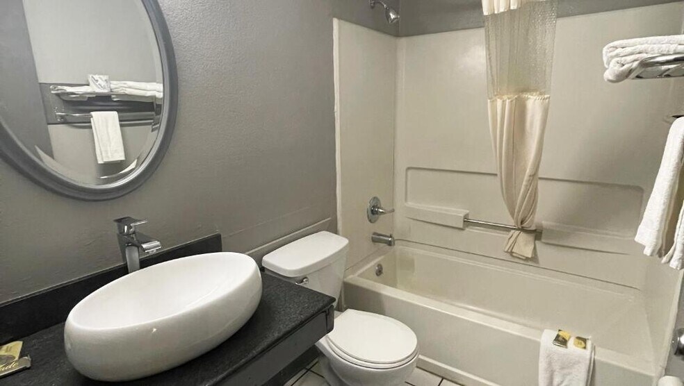 More Photos Of 522 E Coliseum Blvd, Fort Wayne Hotel For Sale
