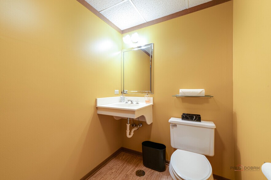 More Photos Of 1017-1019 W Park Ave, Libertyville Medical For Sale
