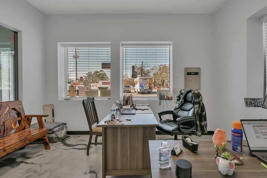 More Photos Of 1308 N Frazier St, Conroe Service For Sale