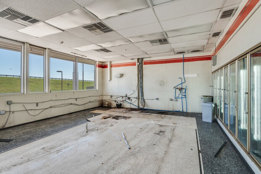 More Photos Of 1136 Central Fwy, Wichita Falls Service Station For Sale