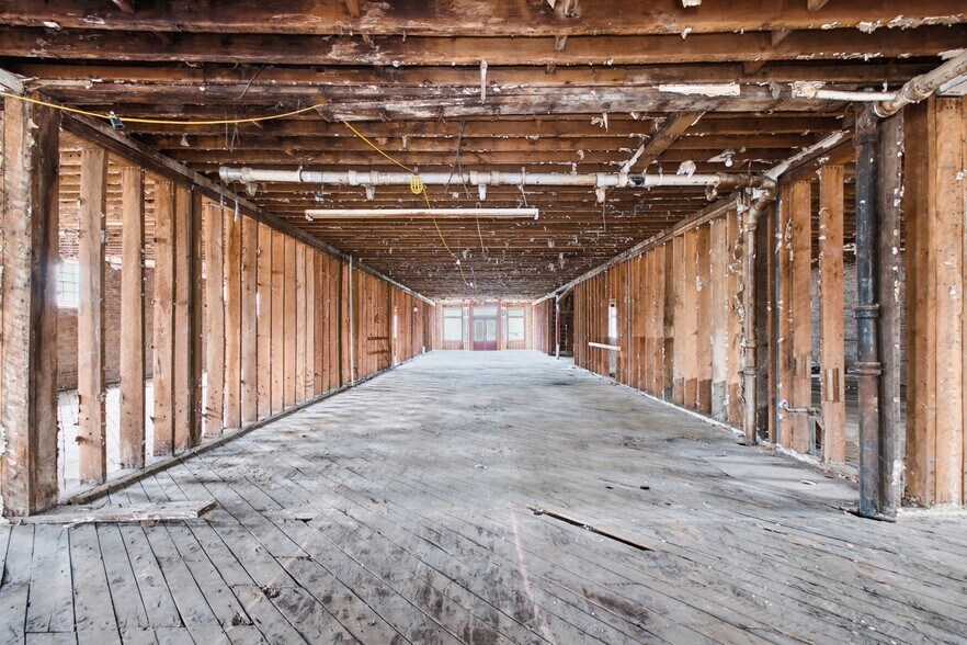 More Photos Of 1 Public Square Red Boiling Springs Sq, Lafayette Showroom For Sale