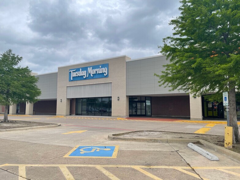 More Photos Of 3046 Lavon Dr, Garland General Retail For Lease
