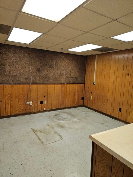 More Photos Of 1551 S Wilcox Dr, Kingsport Distribution For Lease