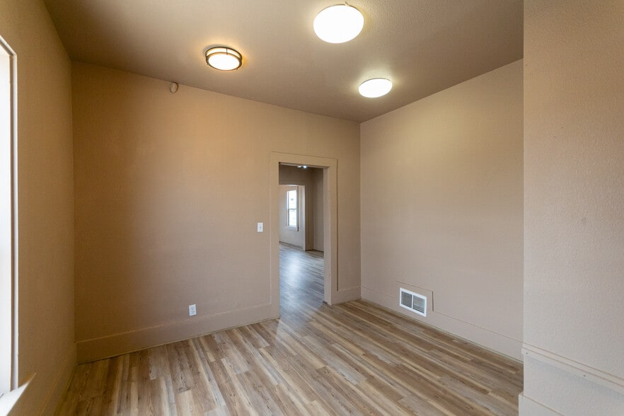 More Photos Of 310 E Oak St, Kingman Office For Sale