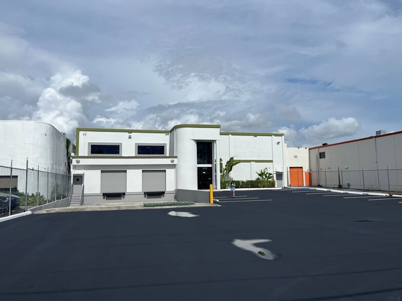 Primary Photo Of 7045 NW 46th St, Miami Warehouse For Lease