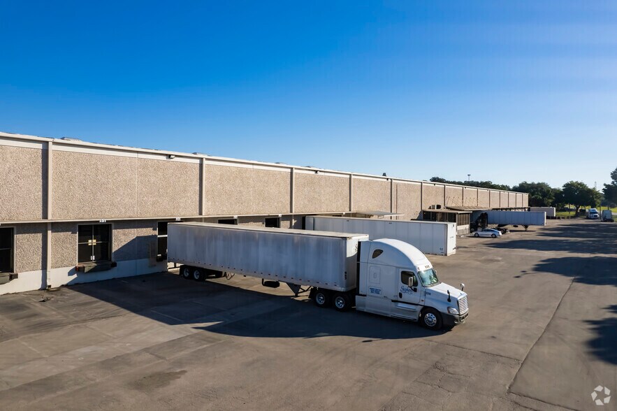 More Photos Of 3102 Queen Palm Dr, Tampa Warehouse For Lease