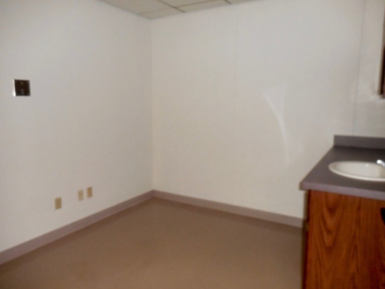 More Photos Of 905 N Macomb St, Monroe Medical For Lease