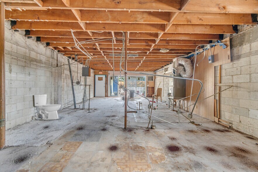 More Photos Of 1083 SE 17th St, Fort Lauderdale Convenience Store For Sale