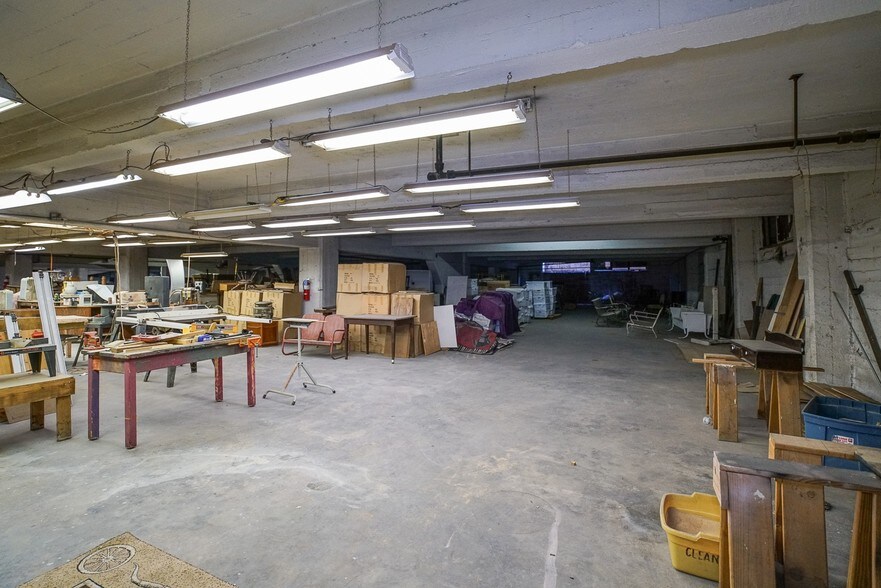 More Photos Of 900 Broadway St, San Antonio General Retail For Lease