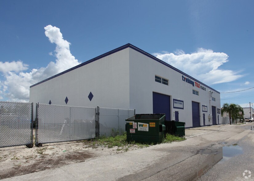 More Photos Of 4516 SE 16th Pl, Cape Coral Showroom For Lease