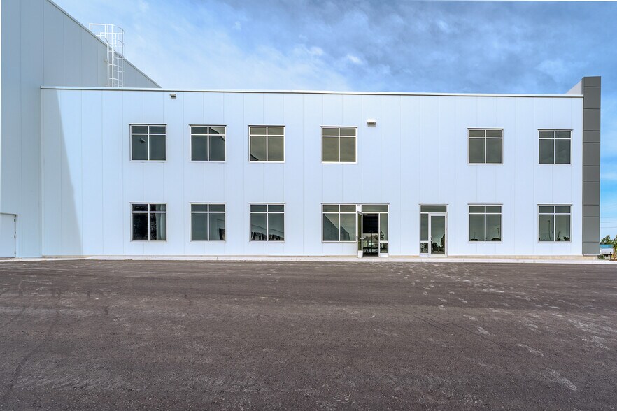 More Photos Of 151 Garden Ave, Brantford Distribution For Lease