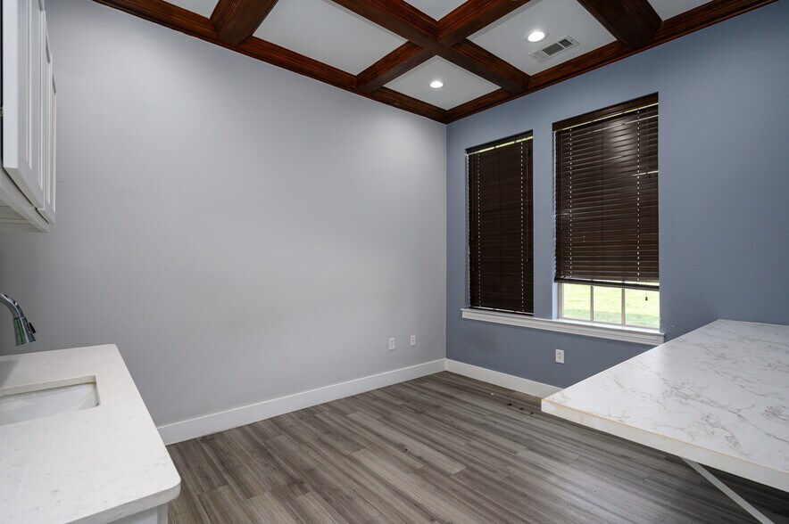 More Photos Of 1701 N US Highway 75, Sherman Medical For Lease