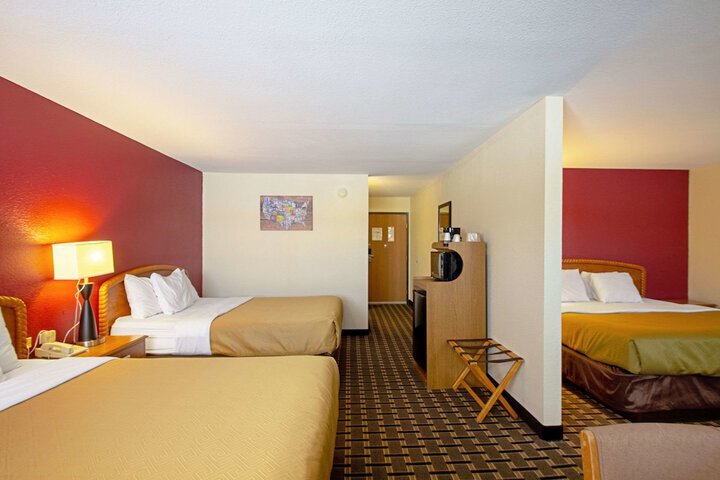 More Photos Of 833 N Frontage Rd, Wisconsin Dells Hotel For Sale