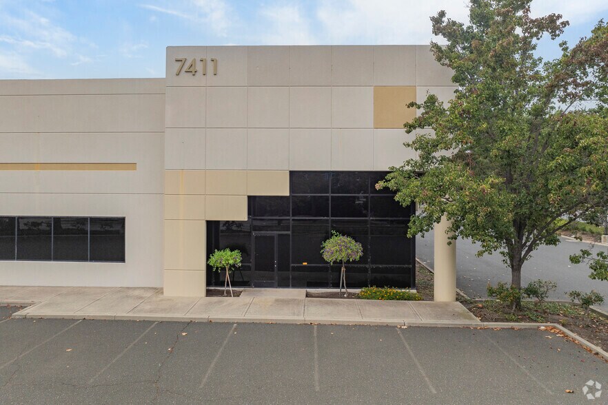 More Photos Of 7411 Central Ave, Newark Manufacturing For Lease