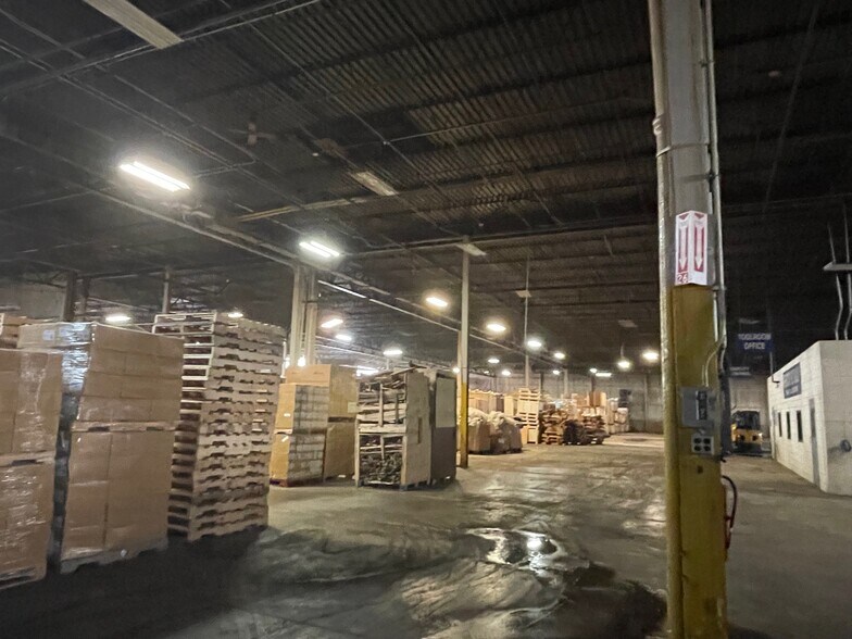 More Photos Of 5570 W 70th Pl, Bedford Park Manufacturing For Lease