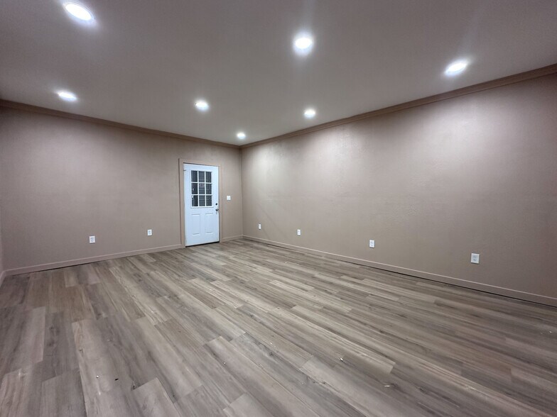 More Photos Of 1530 E 5th Ct, Tulsa Warehouse For Lease