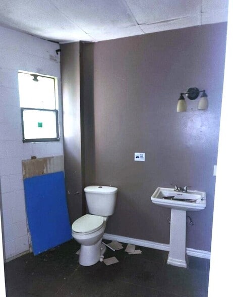 More Photos Of 1009 N Bowen Rd, Arlington Storefront For Sale