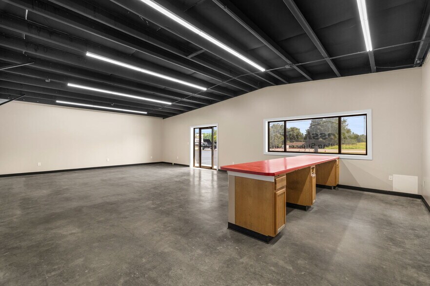 More Photos Of 10063 US-72, Rogersville Warehouse For Lease