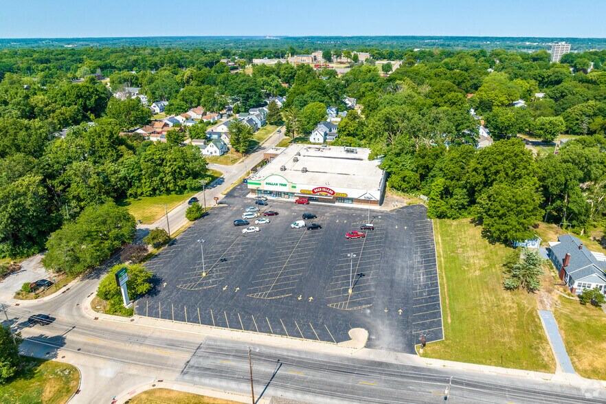 More Photos Of 2252 24th St, Rock Island Storefront For Lease