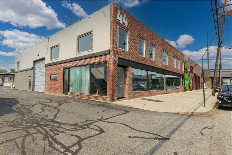 More Photos Of 44 Bethpage Rd, Hicksville Showroom For Lease