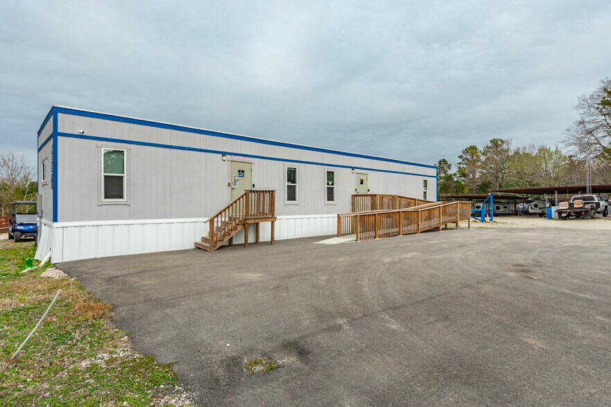 More Photos Of 11400 Thousand Trl, Willis Trailer Camper Park For Sale