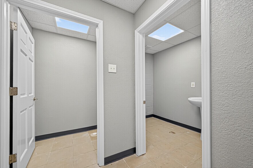 More Photos Of 13001-13011 Fondren Rd, Houston Unknown For Lease