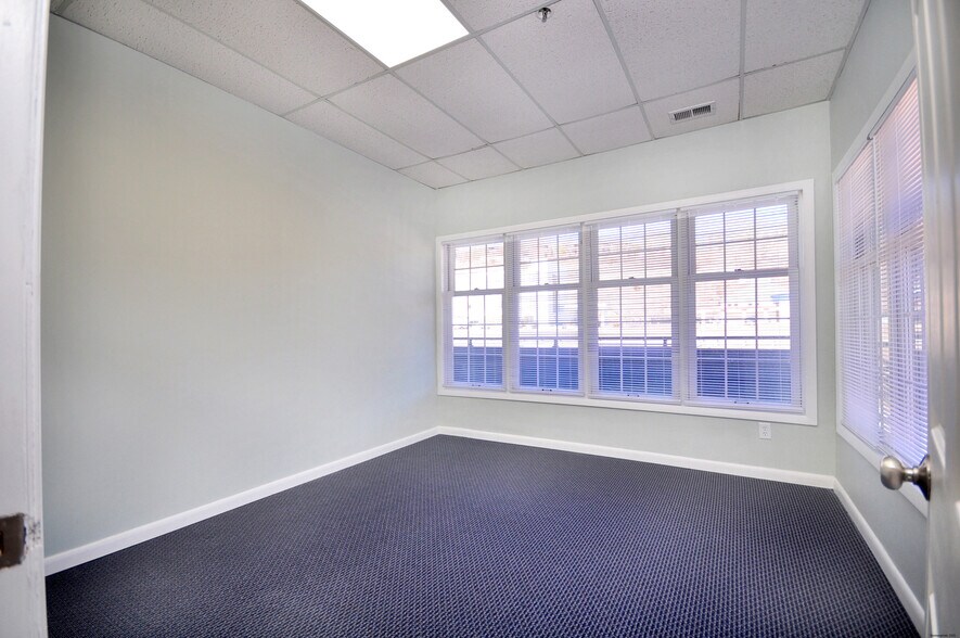 More Photos Of 75 Berlin Rd, Cromwell Medical For Lease