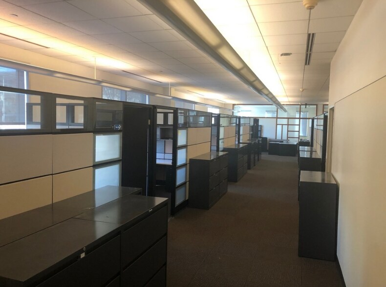 More Photos Of 1-3 E Armour Blvd, Kansas City Office For Lease