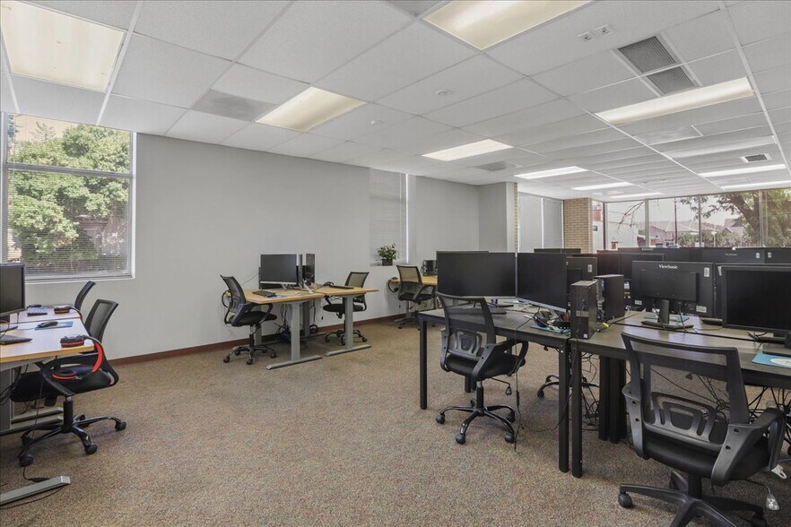 More Photos Of 1921 Broadway St, Lubbock Office For Sale