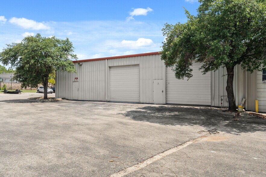 More Photos Of 204 W Powell Ln, Austin Warehouse For Lease